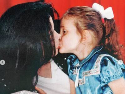 «Спасибо за магию»: дочь Майкла Джексона показала редкие архивные фото с отцом