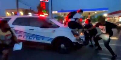 В Детройте полицейский наехал на протестующих