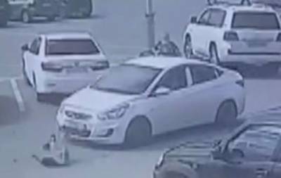 Полиция Нижневартовска начала проверку ДТП на парковке, где женщина-водитель сбила ребенка
