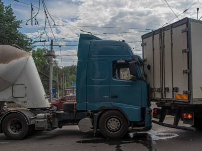 ДТП с грузовиками в Днепре: пешеход получил серьезные травмы