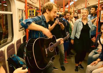 Живая музыка в вагоне метро: в Праге стартовала необычная акция