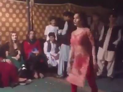 Житель Пакистана «снес» ногой «позорно» танцующую девушку