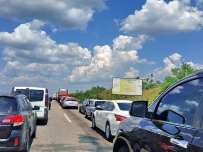 Отдыхающие массово едут домой: трасса Одесса-Киев стоит в километровых пробках
