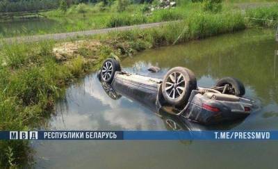 Фотофакт: под Бобруйском в водоеме нашли машину с четырьмя трупами. Двое из них — милиционеры