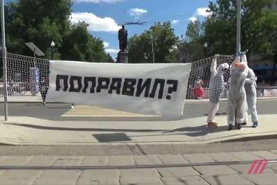 В Москве неизвестные в защитных костюмах повесили растяжку с надписью «Поправил?»
