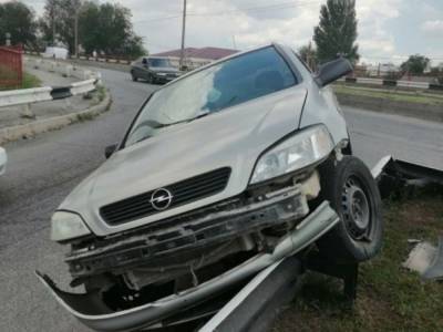ДТП в Запорожье: автомобиль вылетел за отбойник