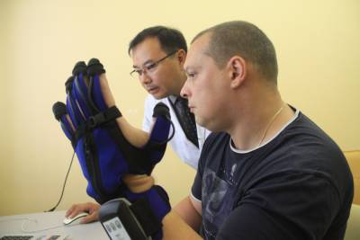 Ученые из Китая и США создали перчатку-переводчик с языка жестов