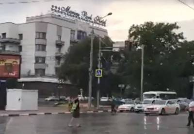 Мужчина вместо ГИБДД разруливал движение в центре Ростова