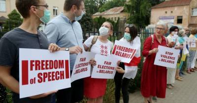 На пикет к посольству Белорусии вышли 40 человек, включая депутата ЕП Калниете