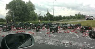 ДТП на Рижской окружной дороге: на шоссе — сотни разбитых бутылок пива
