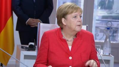 Меркель пообещала показаться на людях в маске