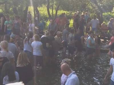 Нарушили карантин: Во Львовской области люди устроили массовое купание