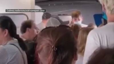 Жаркий прием: в Сочи пассажиры отказались лететь на раскаленном самолете