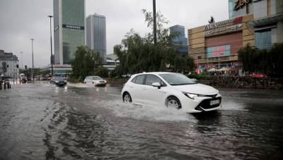 Сильный ливень затопил в Варшаве ряд дорог и зданий