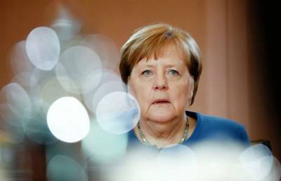 Меркель объяснила, почему ее никто не видит в маске