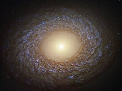 Хаббл сделал снимок красивой галактики на расстоянии 67 миллионов световых лет от Земли