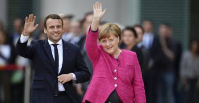 Меркель и Макрон показали новое дипломатическое приветствие из-за пандемии. Видео