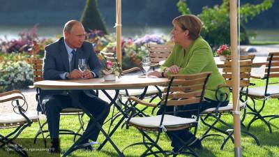 "Мне не нужно надевать маску": Меркель соблюдает соцдистанцию в период пандемии