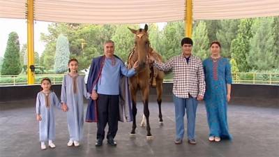 Бердымухамедов с четырьмя внуками покатался на лошадях и посетил «Золотое озеро»