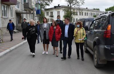 Жители Корсакова рассказали министру ЖКХ о проблемах в недавно отремонтированных дворах
