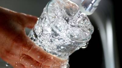 11-летний ребенок скончался от того, что родители заставляли его литрами пить воду