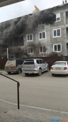 Одну из новостроек в Макарове окутал черный дым