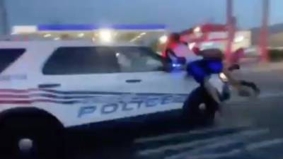 У полиции в США сдают нервы: копы наехали автомобилем на толпу протестующих – видео