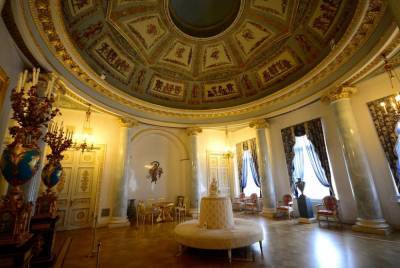 При реставрации дворца Юсуповых в Петербурге обнаружили шелковое панно XIX века