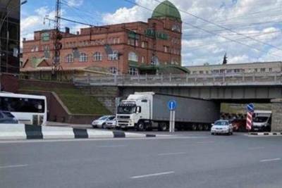 Грузовик застрял под железнодорожным мостом в Новосибирске