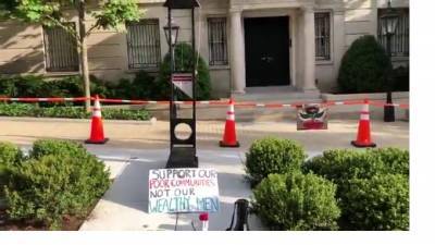 В США активисты поставили гильотину рядом с домом богатейшего человека в мире