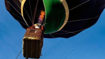 Воздушный шар с людьми рухнул в лесной массив в Великом Новгороде