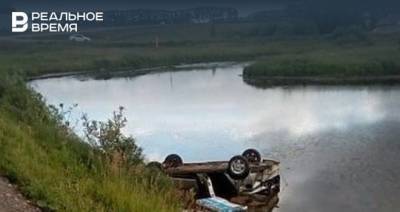 В Башкирии водитель без прав опрокинул автомобиль в реку