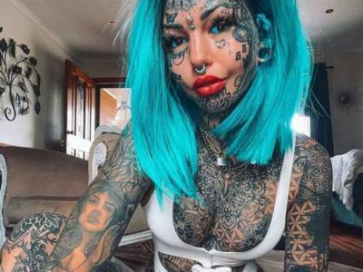 Девушка-блогер из Австралии показала, как изменилось ее тело после 100 тату и пластической операции