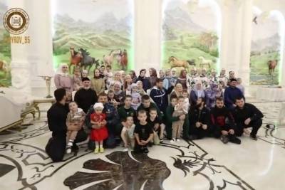 Кадыров показал большую семью на встрече с матерью