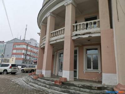 Мэрия Южно-Сахалинска хочет дать грант военным на ремонт фасада "Дальневосточника"