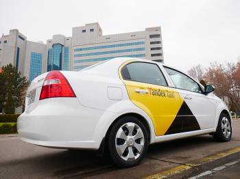 Золотой слиток и улей. В "Яндекс. Такси" рассказали о самых странных товарах, которые отправляли с помощью "Доставки" в Узбекистане