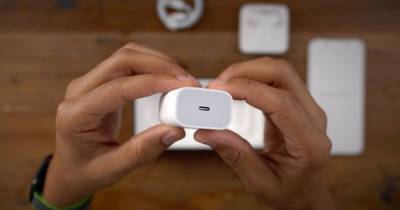 Apple будет продавать iPhone без наушников и зарядки