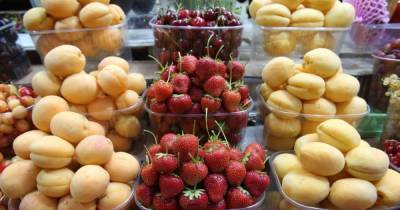 Несмотря на разгар сезона, на украинских рынках стоимость фруктов и ягод рекордно высокая