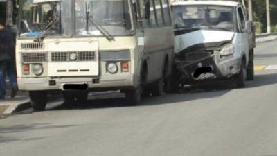 В Кургане грузовая «Газель» врезалась в пассажирский автобус, пострадали пассажиры