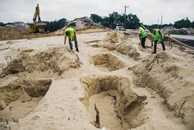 Похоронили с монетами во рту: в Польше во время строительства дороги нашли древнее детское кладбище