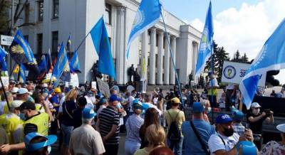 Около 600 активистов перекрыли движение по улице Грушевского возле Верховной Рады