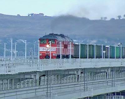 Первый грузовой поезд прошел по Крымскому мосту