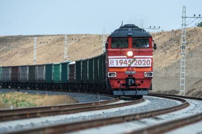 Проезд первых грузовых поездов по Крымскому мосту сняли на видео