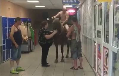Полуголый мужчина ворвался на коне в магазин Киева, видео: "Истинный козак" - kiev.politeka.net - Киев