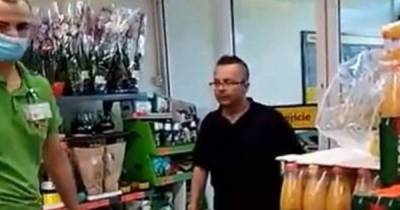 "Украинец, *бать тебя": в Кракове в супермаркете клиент обматерил работника за требование надеть маску