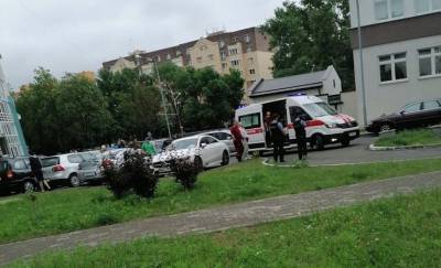 В Минске мужчина выбросил из окна 10-го этажа собаку, дочь и выпрыгнул сам — фото