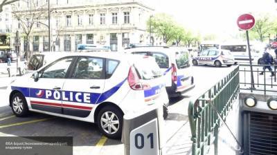 Французская полиция эвакуирует людей из торгового центра в Париже