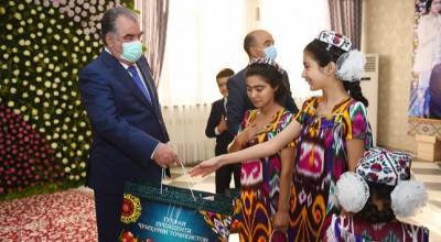 В сельском джамоате Хистеварз Бободжон Гафуровского района Лидер нации открыл Комплекс обслуживания «Гулистон» и вручил подарки детям-сиротам