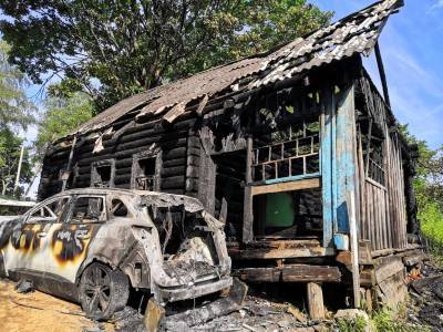 В Смоленской области в страшном пожаре сгорел дом и две машины