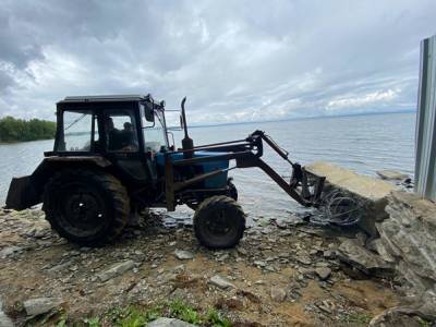 На озере Увильды снесли забор, которым жители СНТ хотели защитить пляж от диких туристов